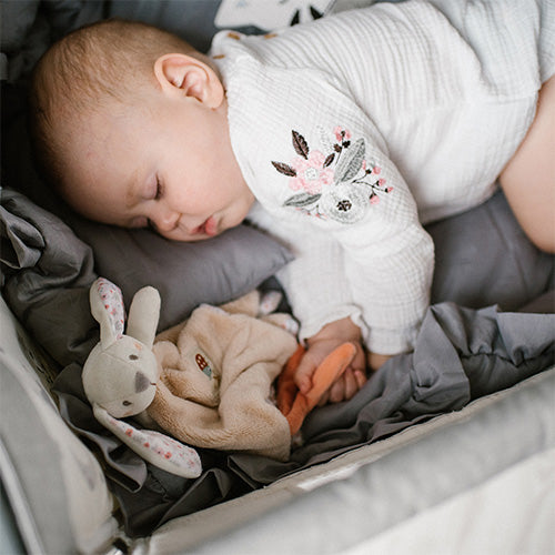 Dziecko śpiące z przytulanką - kocykiem "Baby Bunny" od Babyono.