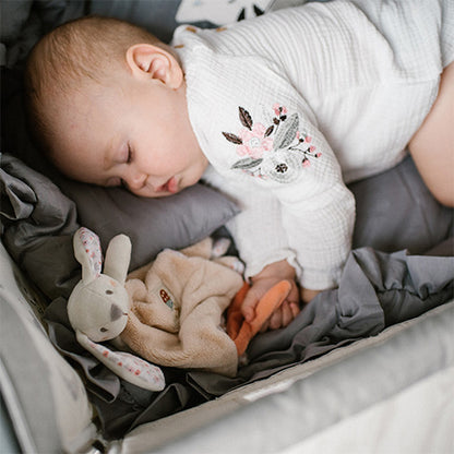 Dziecko śpiące z przytulanką - kocykiem "Baby Bunny" od Babyono.