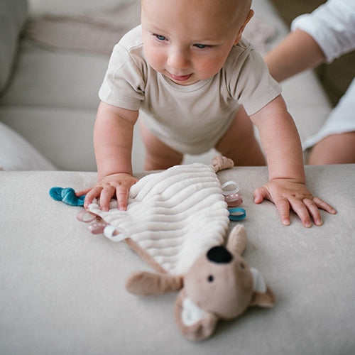 Niemowlak bawiący się przytulanką - kocykiem "Koala Charlie" od Babyono.