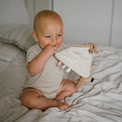 Niemowlak bawiący się przytulanką - kocykiem "Koala Charlie" od Babyono.