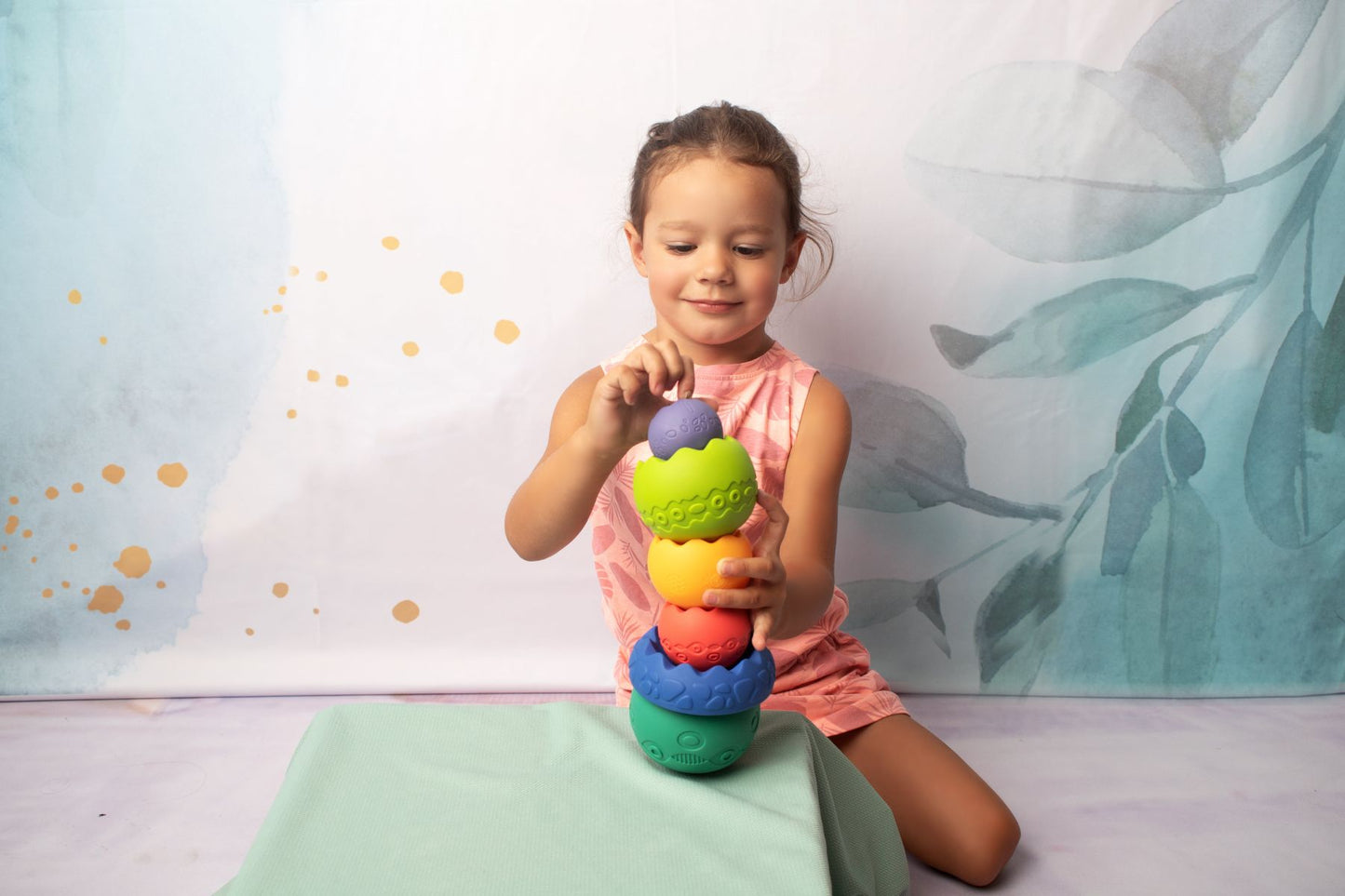 Pastelowa Piramida Sensoryczna od Mom`s Care 0+