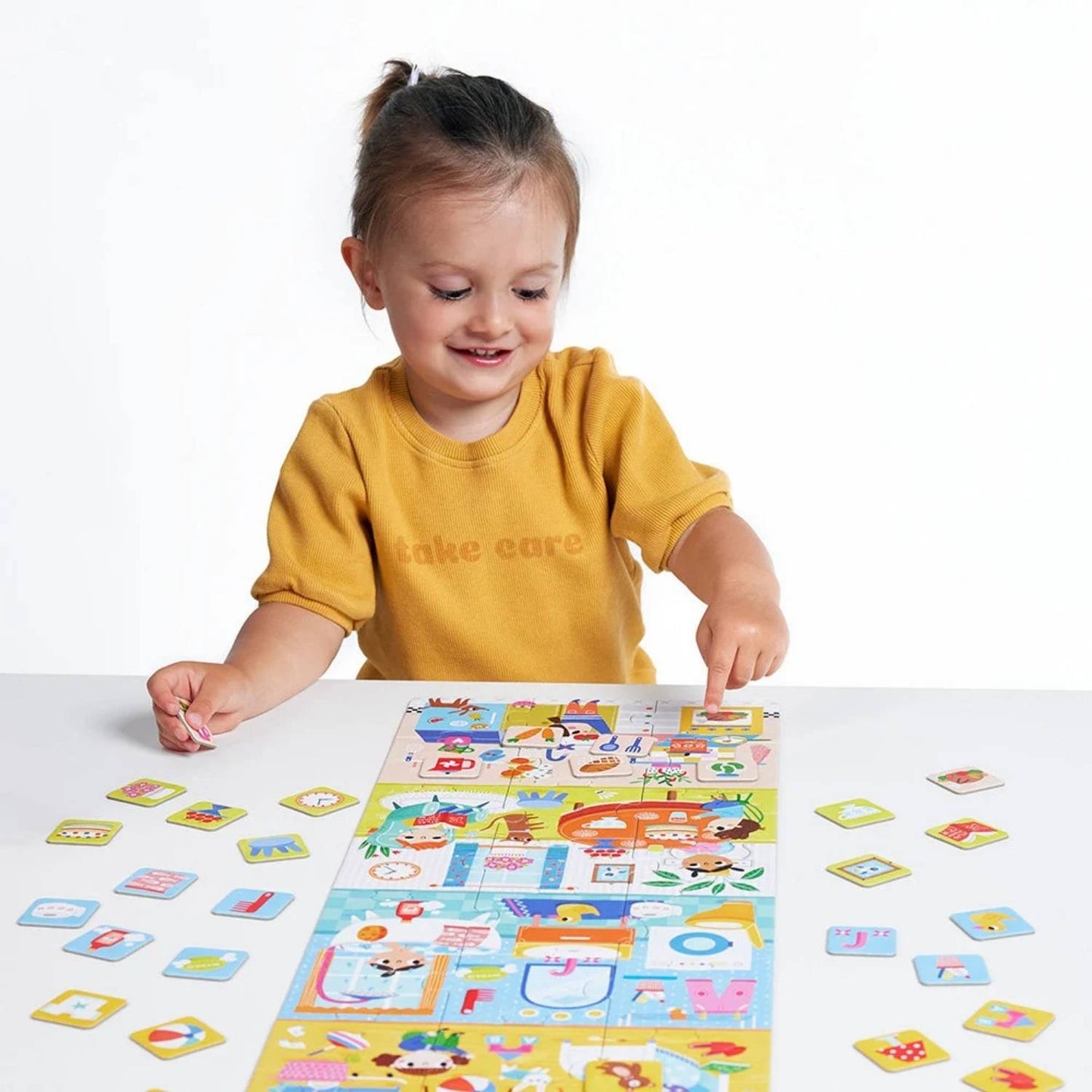 Układanka puzzle CzuCzu Co robimy w domu – scenka z puzzlami na stoliku.