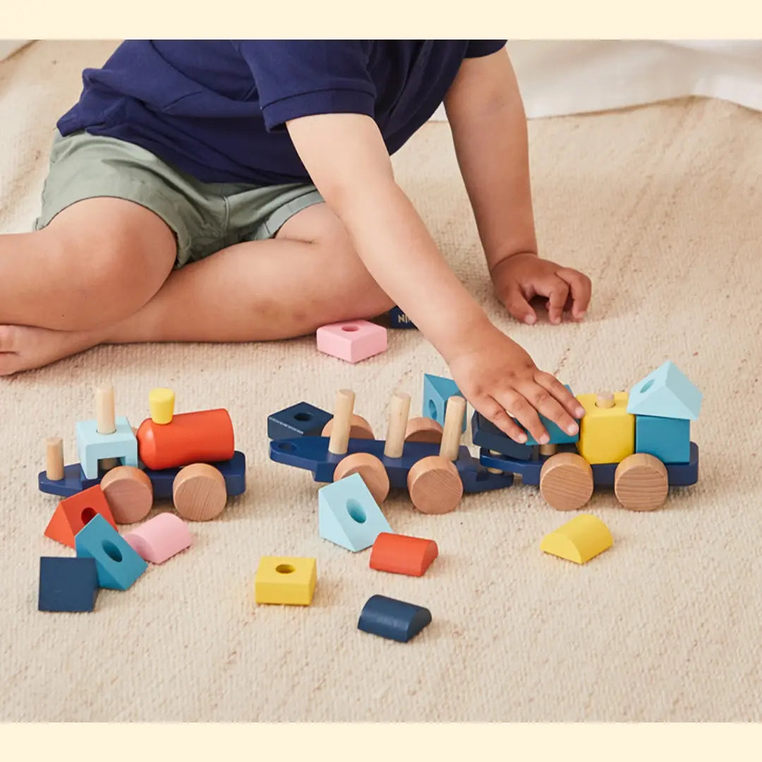 Drewniany pociąg z klockami Muminki Barbo Toys – 23 elementy, 3+ z trzema wagonikami.
