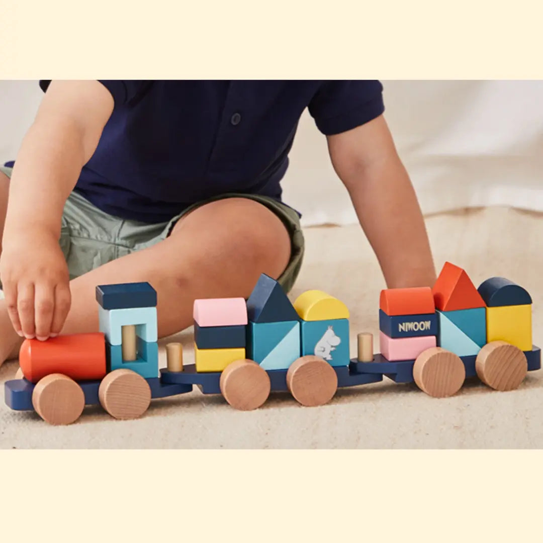 Drewniany pociąg z klockami Muminki Barbo Toys – 23 elementy, 3+ kolorowe klocki do układania.