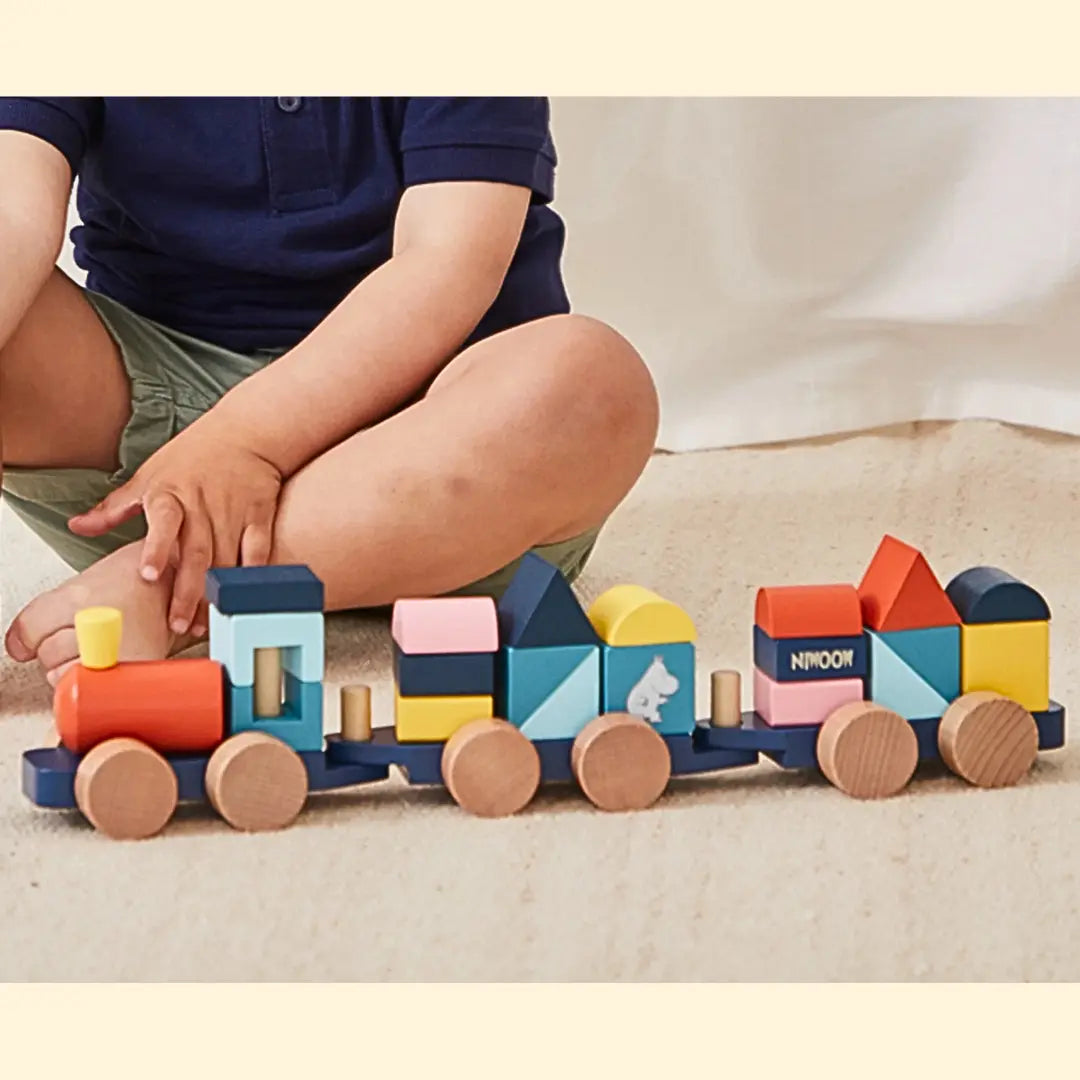Drewniany pociąg z klockami Muminki Barbo Toys – 23 elementy, 3+ zabawa w budowanie i podróż.