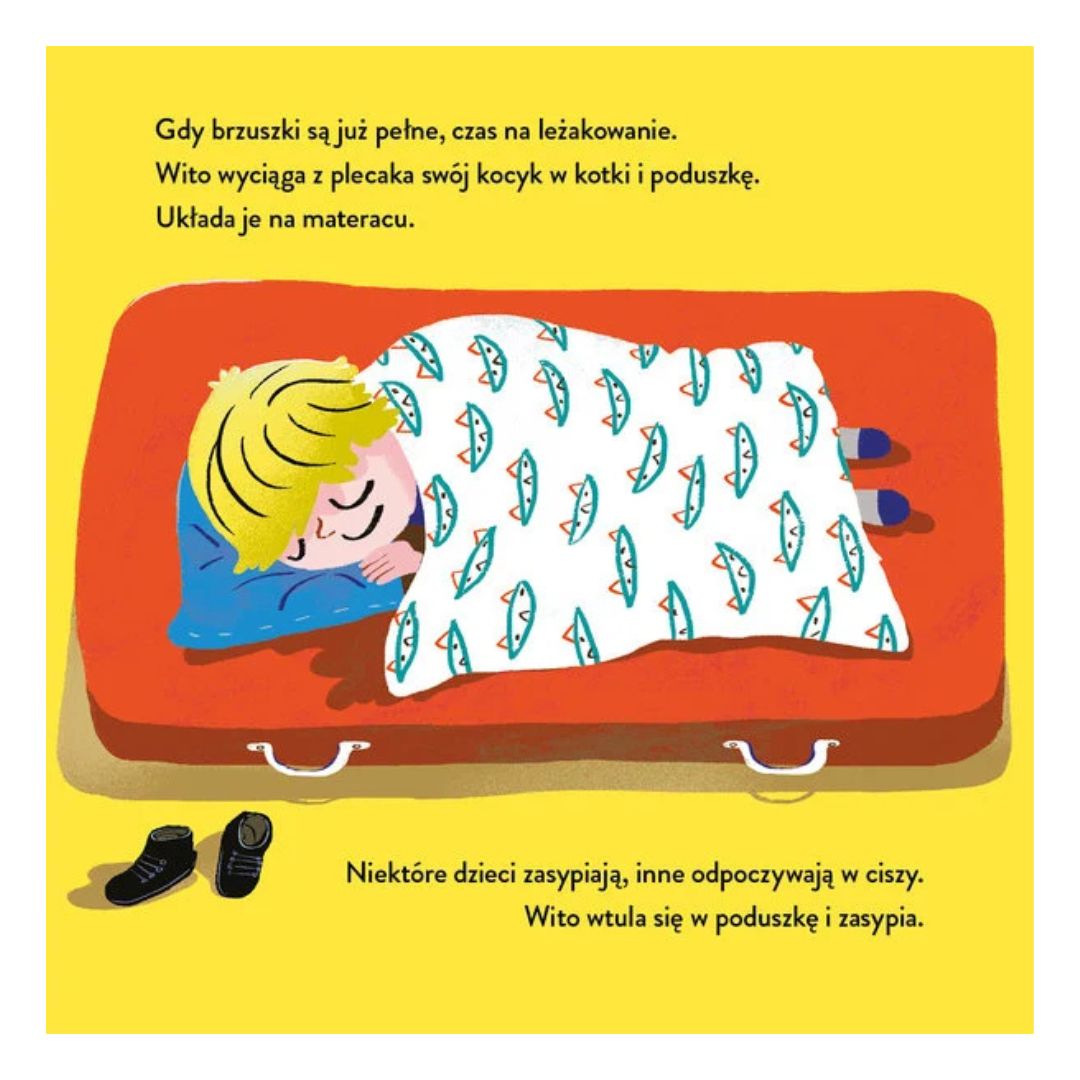 Wito śpi na drzemce w żłobku, przytula kocyk i pluszaka - ilustracja z książki.