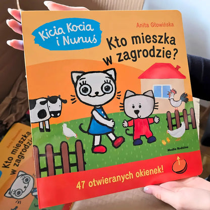Okładka książki „Kicia Kocia i Nunuś. Kto mieszka w zagrodzie?”  - okładka widziana z przodu. Wydawnictwo Media Rodzina / Kraina Milusi