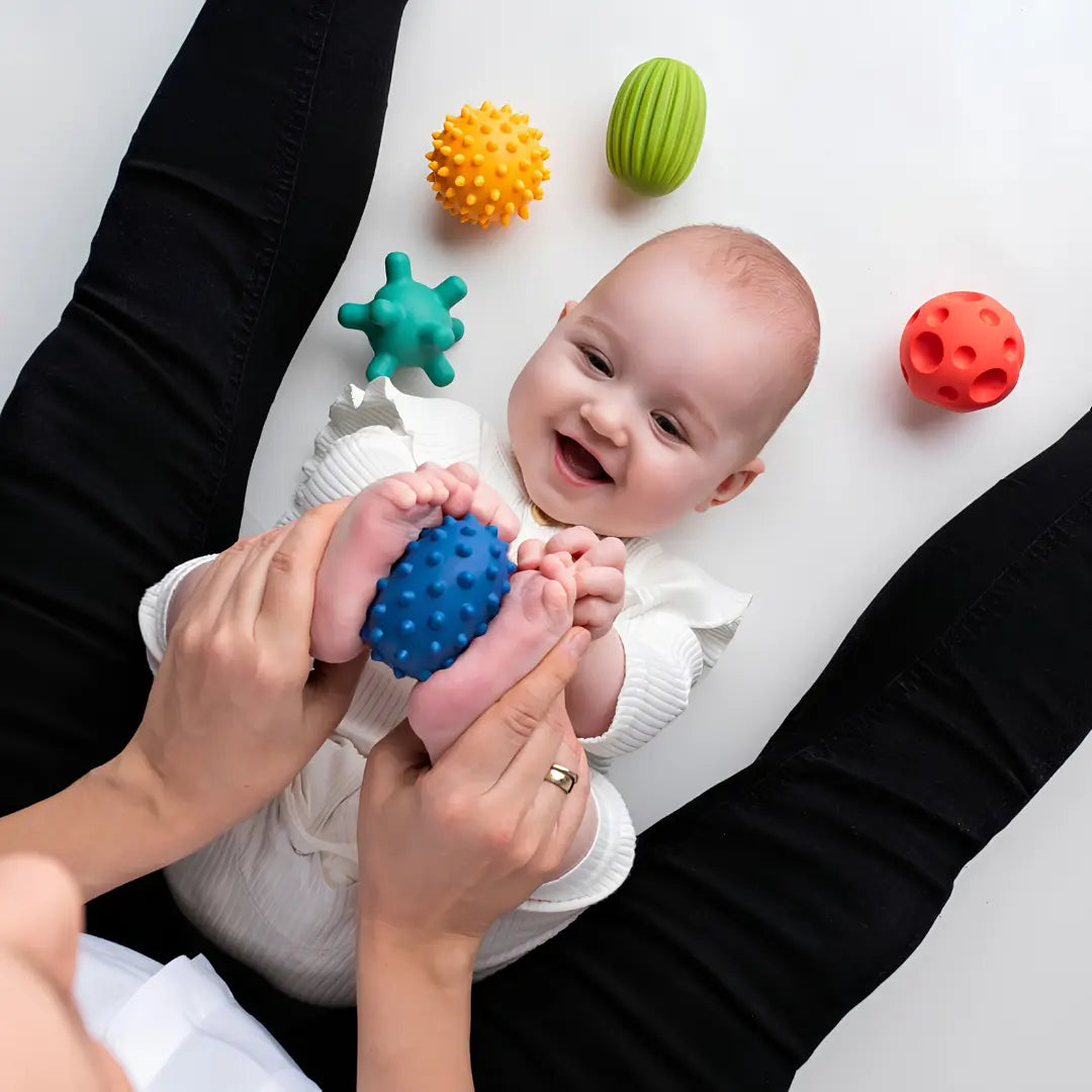 Kolorowe Piłeczki Sensoryczne "Sensorky" od Mom`s Care - dziecko podczas zabawy.