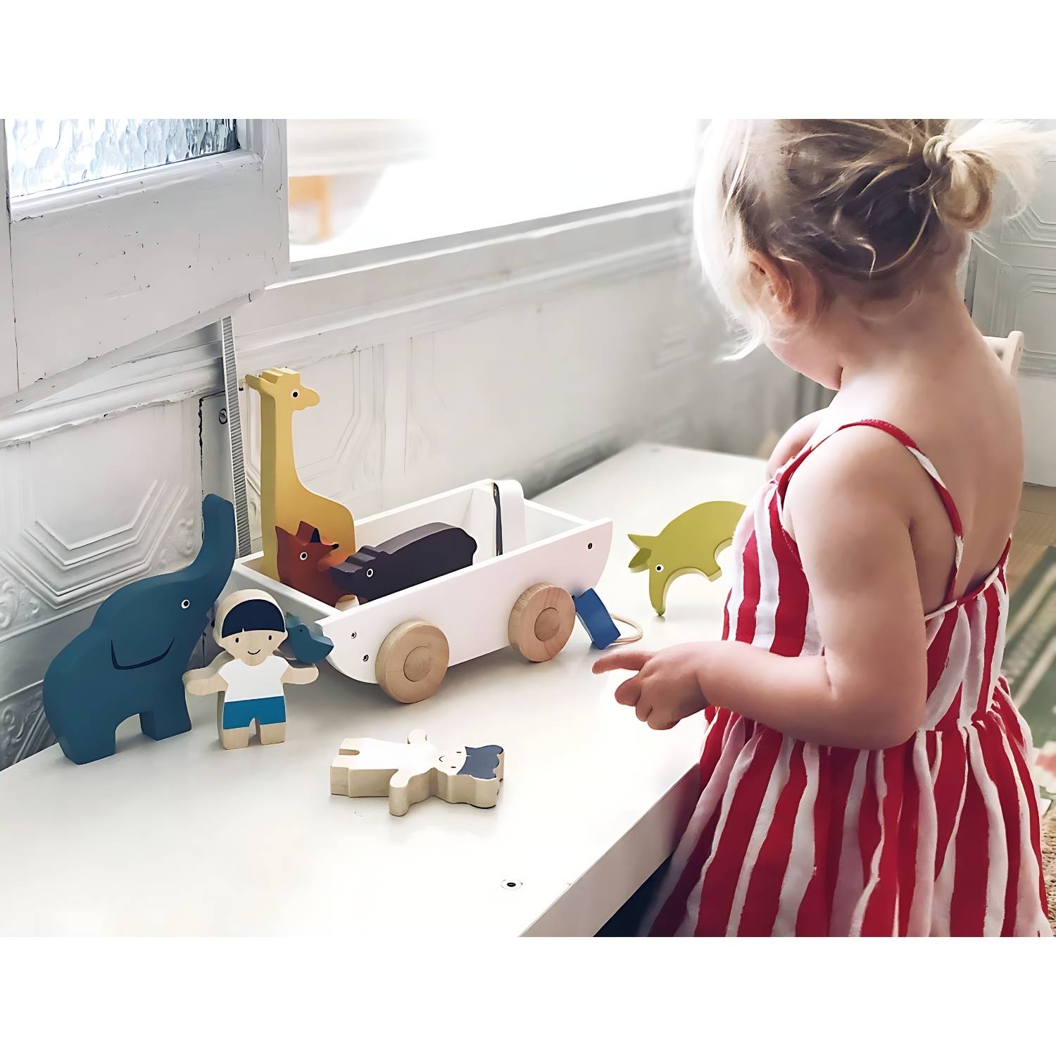 Drewniany statek do ciągnięcia ze zwierzątkami Tender Leaf Toys - dziecko podczas zabawy.