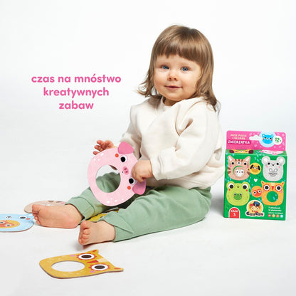 Układanka dla maluchów - CzuCzu Zwierzątka z dziurką - dziecko z puzzlami, obok opakowanie