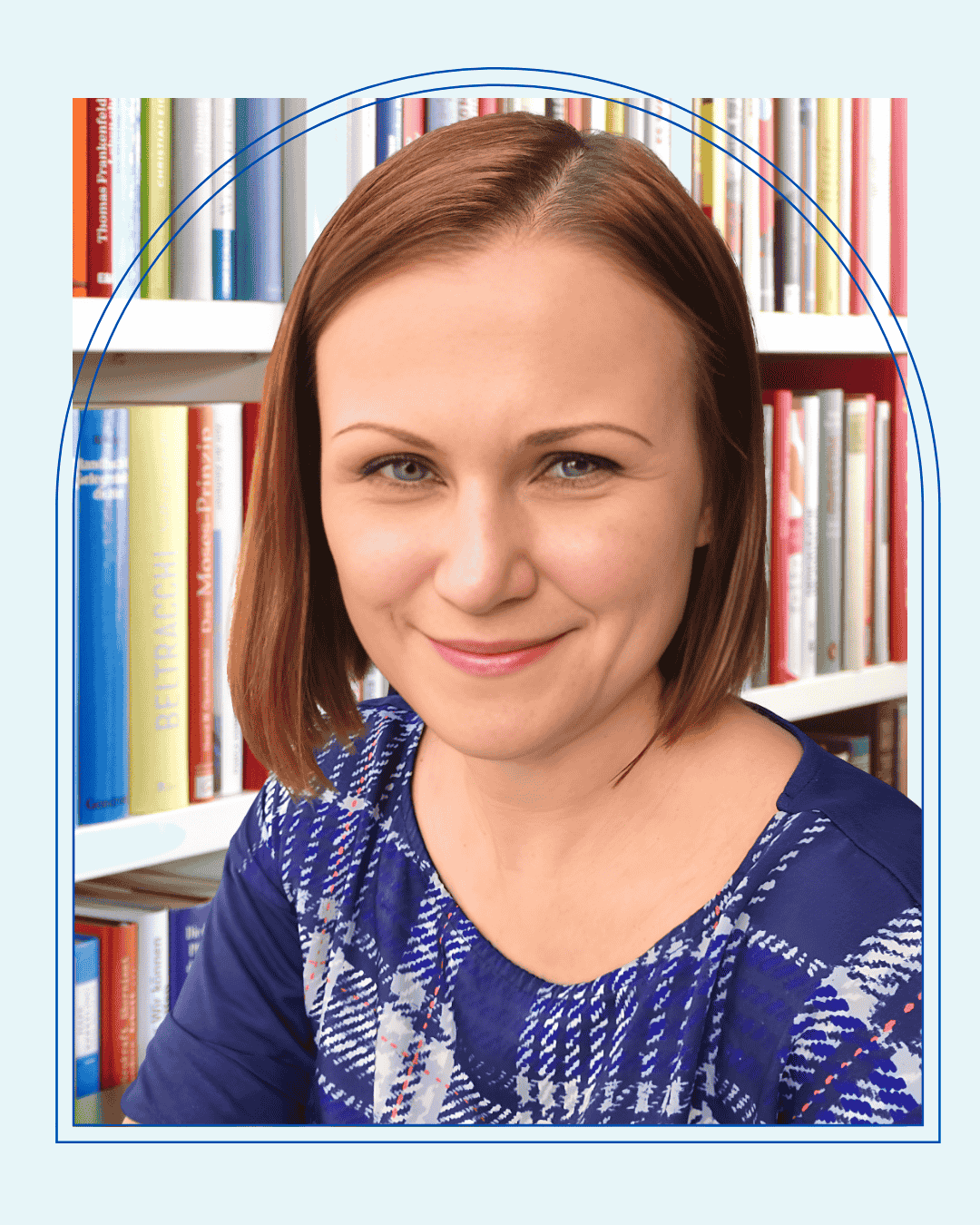 Założycielka Krainy Milusi na tle książek w biblioteczce.