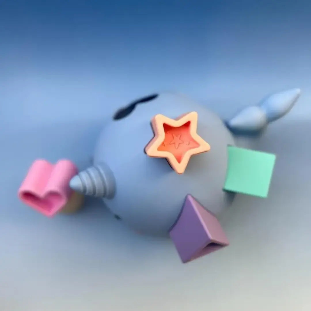 Sorter kształtów Narwal Jellystone Designs 6+ – pięć kolorowych klocków.