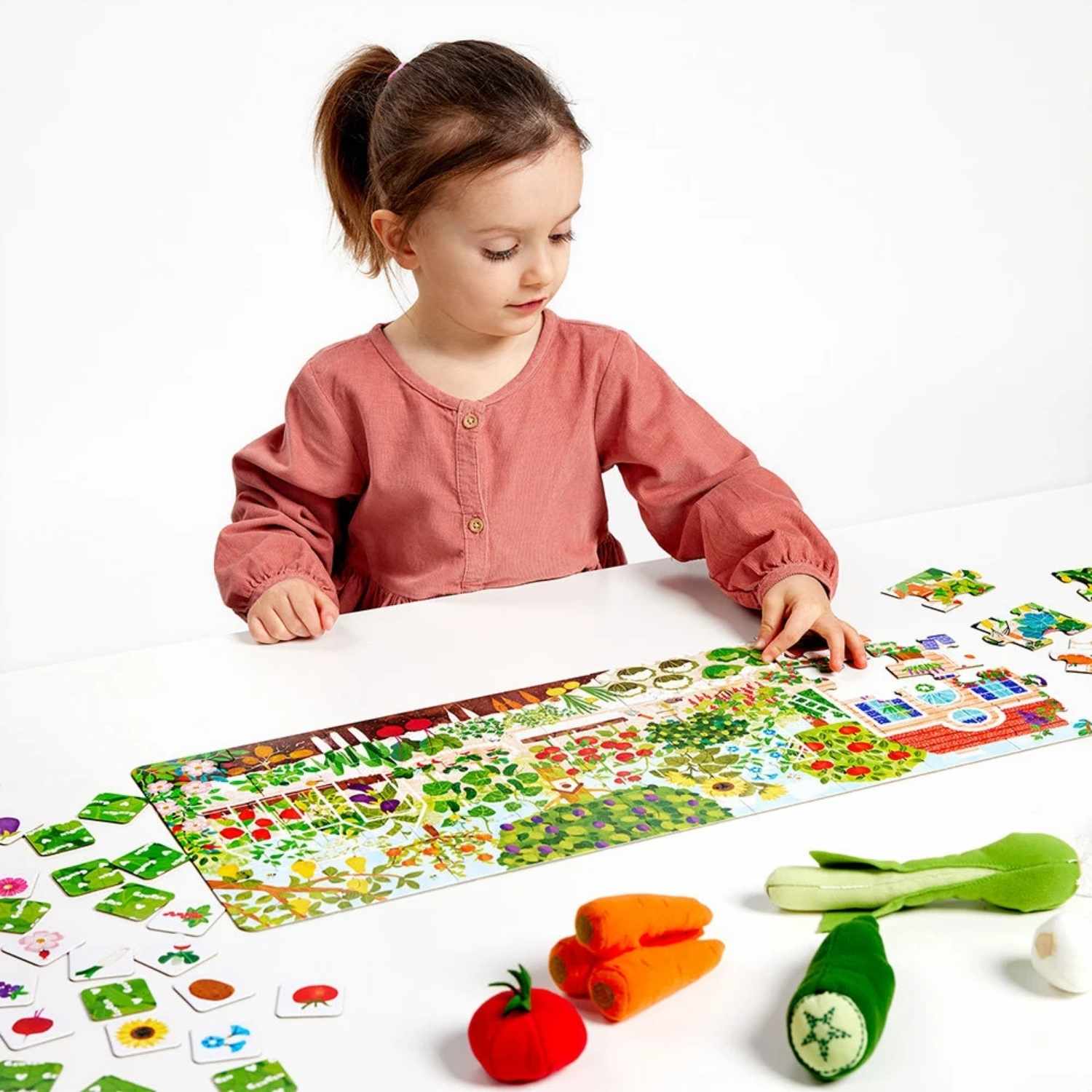 Co rośnie w ogródku puzzle edukacyjne CzuCzu dziecko układające puzzle.