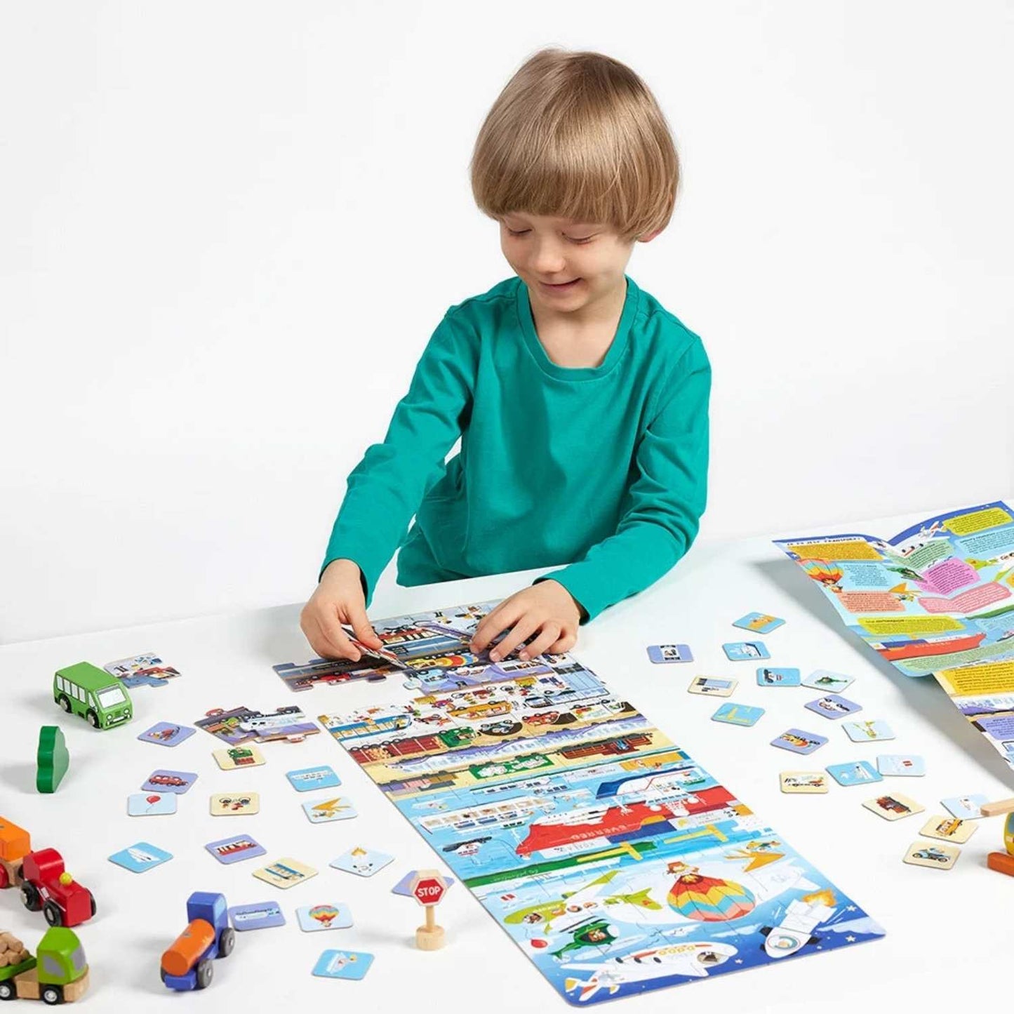 Puzzle Tak działa transport CzuCzu elementy do dokładania nauka dopasowywania - chłopiec podvczas zabawy.