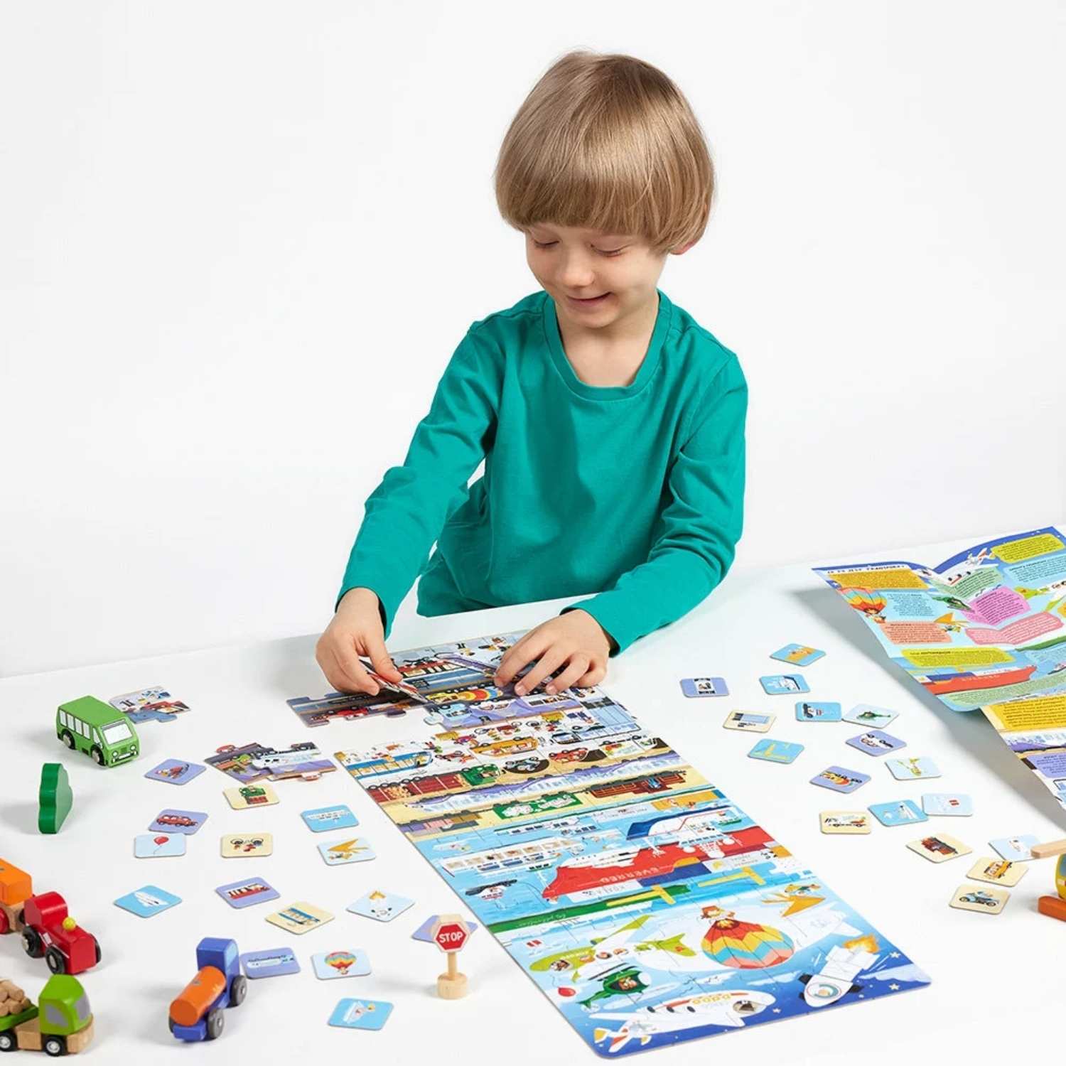 Puzzle Tak działa transport CzuCzu elementy do dokładania nauka dopasowywania - chłopiec podvczas zabawy.