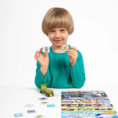 Puzzle Tak działa transport dla dziecka 4+ z samochodami pociągami i samolotami - chłopiec podczas zabawy.