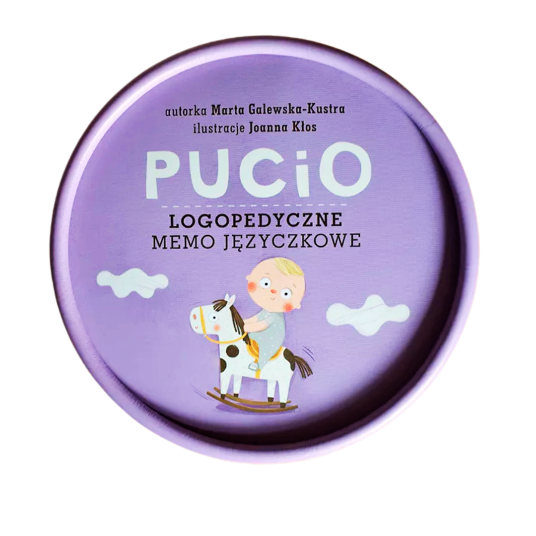 Fioletowe wieczko opakowania widziane z góry gry "Pucio - Logopedyczne Memo Języczkowe. Widoczny chłopiec Pucio, który jeździ na bujanym koniku. Na środku wieczka duży napis.