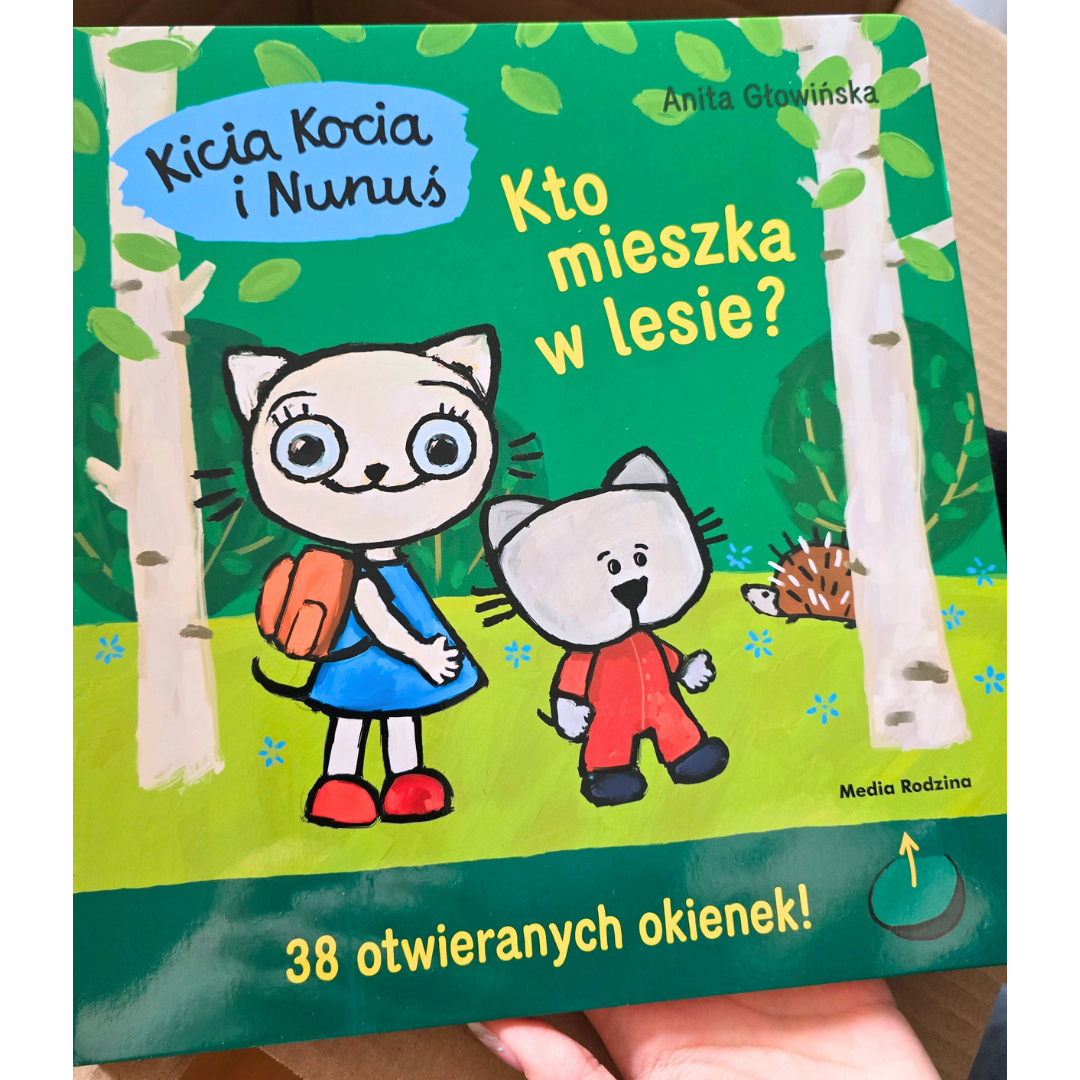 Okładka książki "Kicia Kocia i Nunuś. Kto mieszka w lesie?" - Kicia Kocia i jej brat Nunuś w otoczeniu przyrody - Kraina Milusi