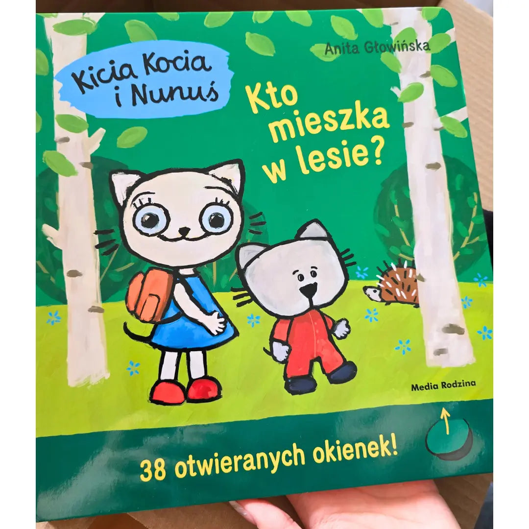 Okładka książki "Kicia Kocia i Nunuś. Kto mieszka w lesie?" - Kicia Kocia i jej brat Nunuś w otoczeniu przyrody - Kraina Milusi.