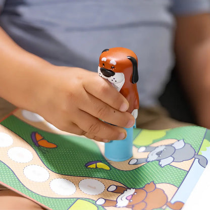 Melissa & Doug Sticker WOW! Piesek – Świat Naklejek 3+ – dziecko podczas kreatywnej zabawy.