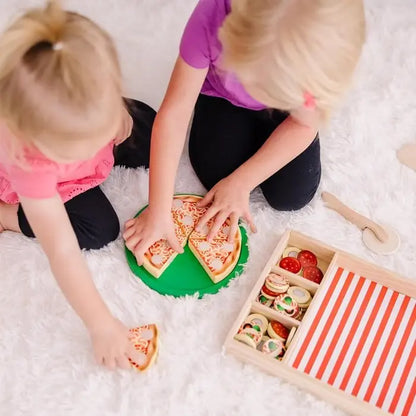 Drewniana Pizza Party Melissa & Doug - dzieci podczas kreatywnej zabawy w gotowanie.