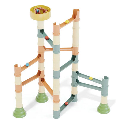 Tor kulkowy PlayBio Migoga Marble Run Quercetti podczas budowania trasy dla kulek.