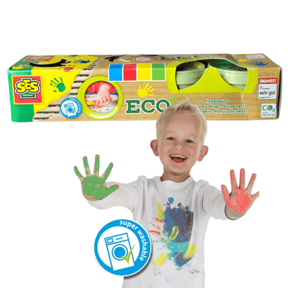 "Eko farby do malowania palcami" – 4 kolory od SES Creative w tle uśmiechniętego chłopca.