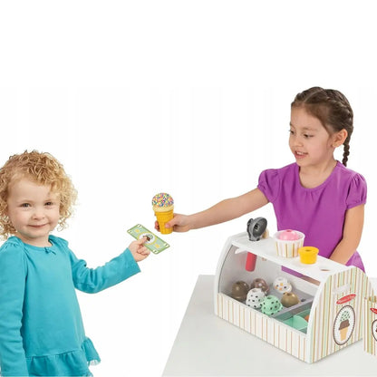 Duża drewniana lodziarnia Melissa & Doug - dzieci podczas zabawy w lodziarnię.
